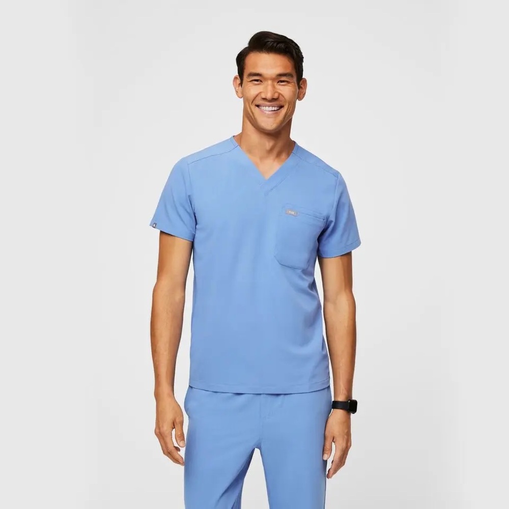 FIGS Men’s Leon Three-Pocket Scrub Top in Ceil Blue Color (NWT)